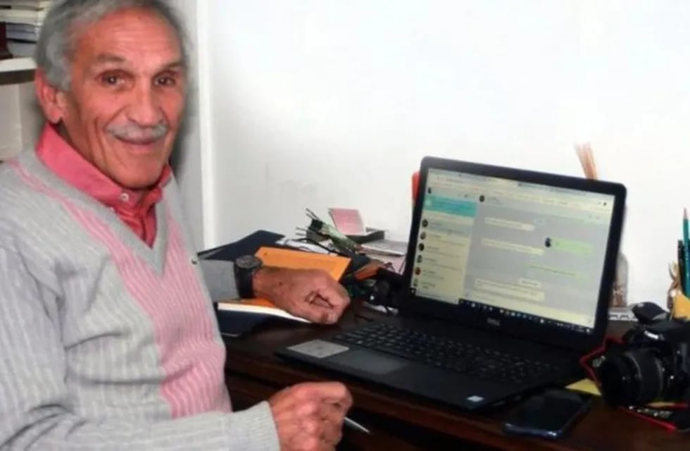 Un jubilado de Lanús enseña a hacer trámites por internet: \