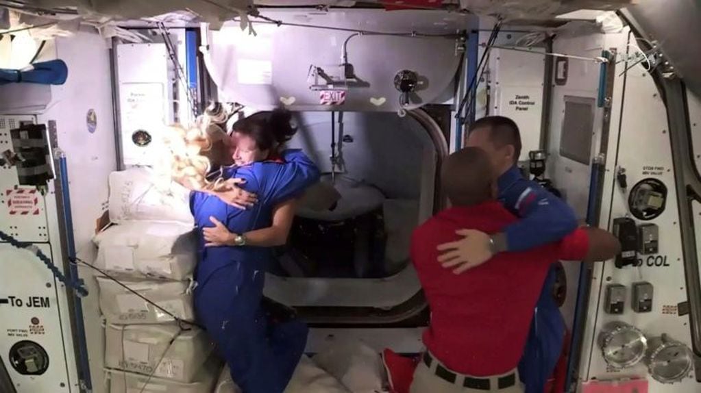 El recibimiento de los astronautas que se encontraban en la Estación Espacial a los nuevos tripulantes.