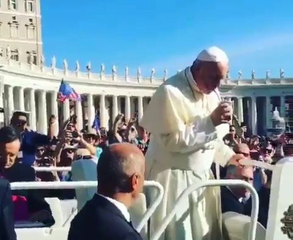 Un santafesino le cebó mate al papa Francisco tomó mate durante la bendición de los miércoles. (@mariogaloppo)