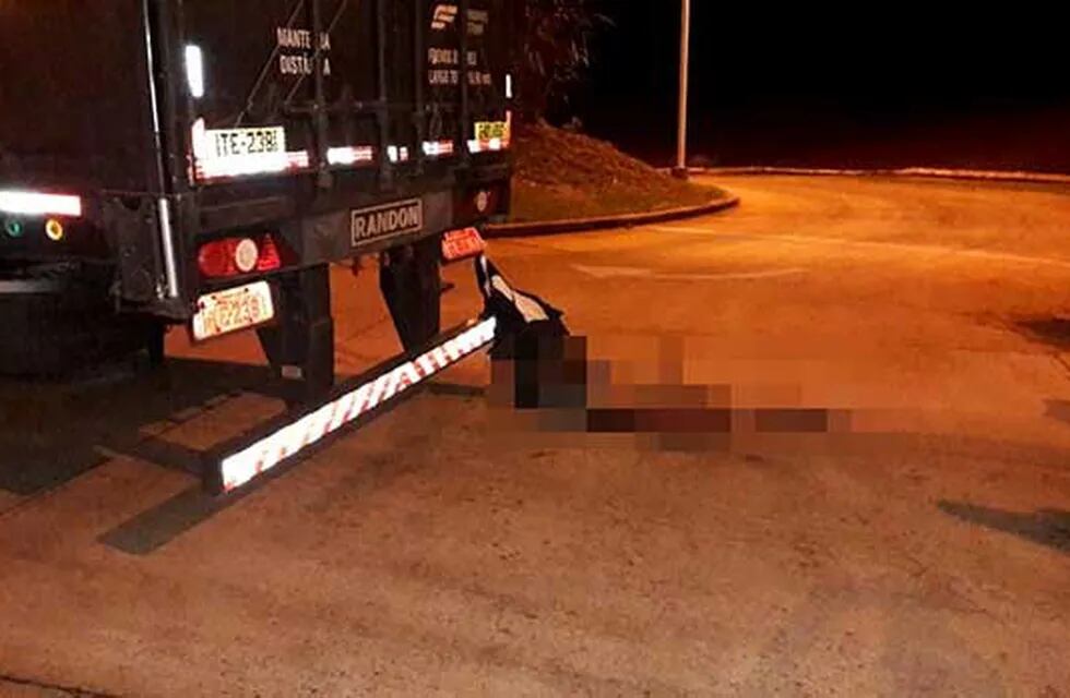 Cadáver hallado enganchado en el paragolpes trasero de un camión brasilero.