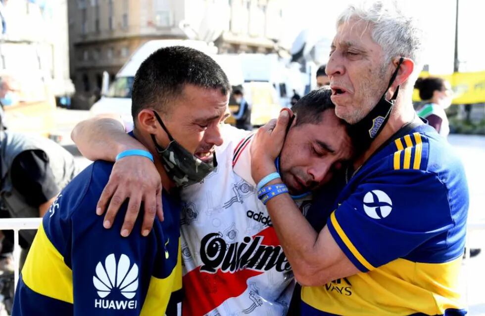 Hinchas de Boca y River comparten el dolor por el fallecimiento de Maradona.