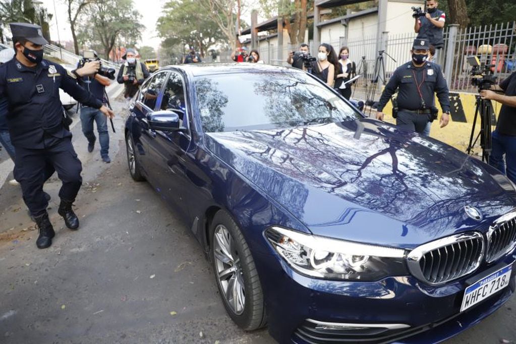 Guardias escoltan un vehículo donde va el exfutbolista brasileño Ronaldinho Gaúcho (Foto: EFE/Nathalia Aguilar)