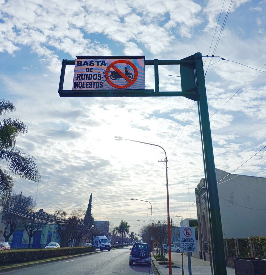 Tres Arroyos: se colocaron carteles con luces LED sobre las avenidas céntricas
