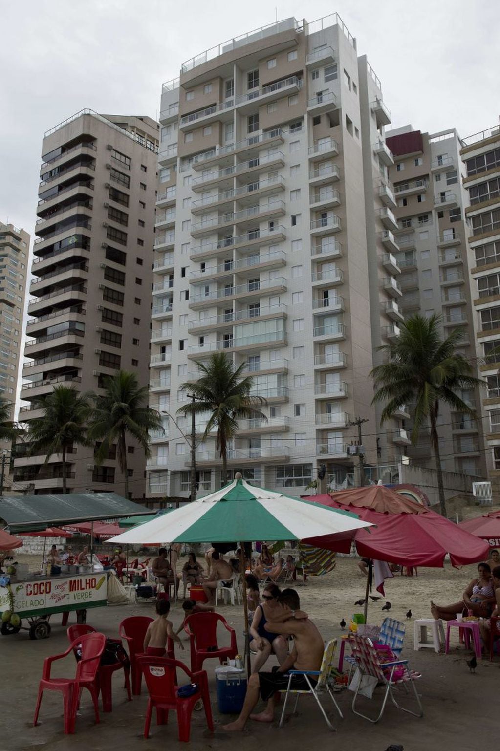 A view of the Solaris luxury seaside flat (C) --where former Brazilian President Luiz Inacio Lula Da Silva allegedly owns a triplex apartment-- at Asturias beach in Guaruja, some 90 km from Sao Paulo, Brazil, on March 10, 2016. On the eve, prosecutors in the state of Sao Paulo charged Lula Da Silva with hiding ownership of a luxury triplex apartment in the city of Guaruja, and other money-laundering charges. If the charges are approved by the court, Lula will become the target of legal action.  AFP PHOTO / NELSON ALMEIDA
 brasil Guaruja  brasil escandalo corrupcion expresidente de la nacion departamento triplex perteneciente al expresidente Lula en playa asturias