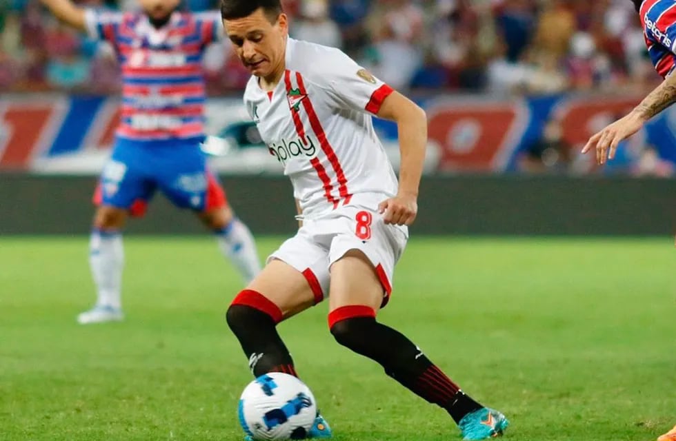 Fernando Zuqui tuvo una salvada brillante ante Fortaleza que evitó un gol.