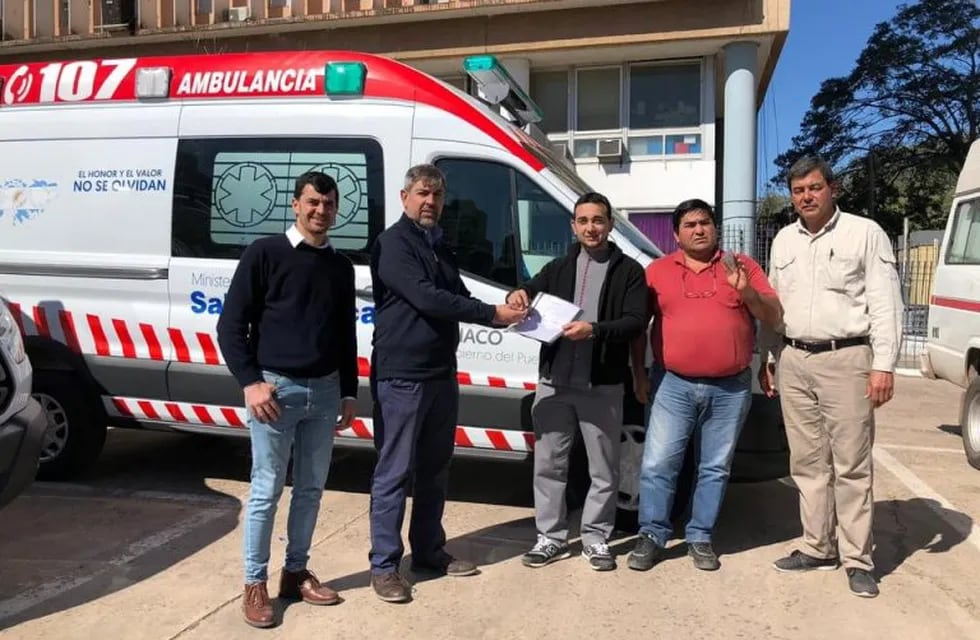 Funcionarios de la cartera sanitaria entregaron las ambulancias. (Prensa Gobierno del Chaco)