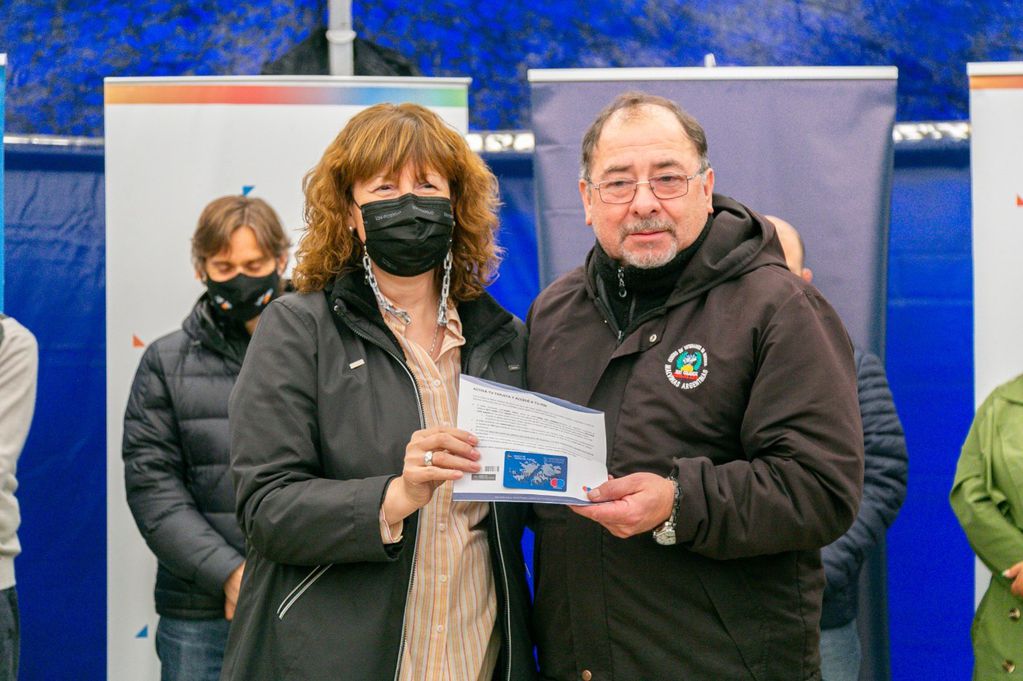 La vicegobernadora Mónica Urquiza hizo entrega de las tarjetas a los VGM de Río Grande.