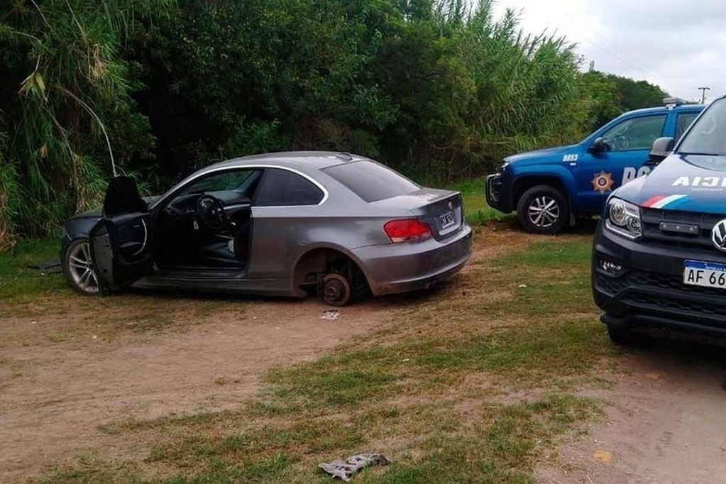 El auto de alta gama encontrado en  en Doldan y Avenida Peñaloza, en la ciudad de Santa Fe. (Gentileza: El Litoral)