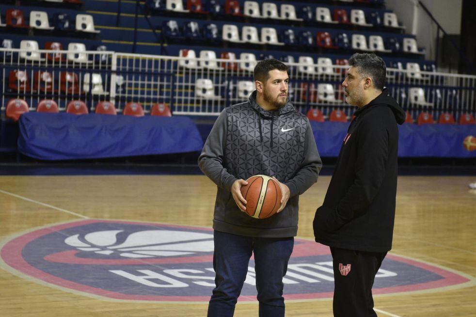 El presidente Juan Manuel Cavagliatto y el entrenador Lucas Victoriano trabajan en el armado del plantel de Instituto que defenderá el título en la Liga Nacional. (Ramiro Pereyra / La Voz) Foto: Ramiro Pereyra