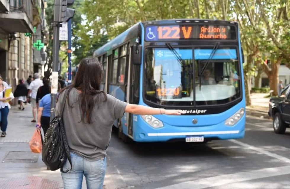 Javkin instrumentó medidas en el transporte de Rosario para evitar la propagación del coronavirus. (@munirosario)