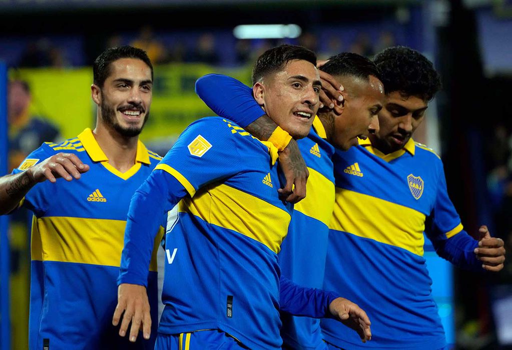 Los jugadores de fútbol de Boca Juniors festejan tras ganarle a Tigre 1 a 0 por el torneo de la Liga Profesional de fútbol