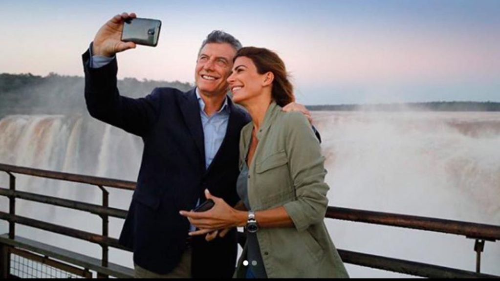 Awada con Macri haciendo una selfie - Foto de Instagram.