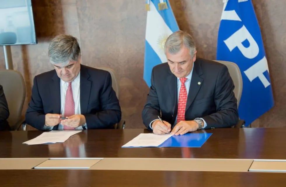 Gutiérrez y Morales firman los documentos