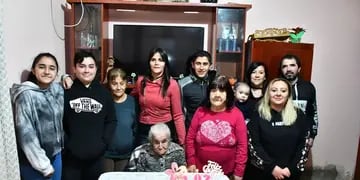 Alicia festejó sus 102 años con su familia en San Luis.