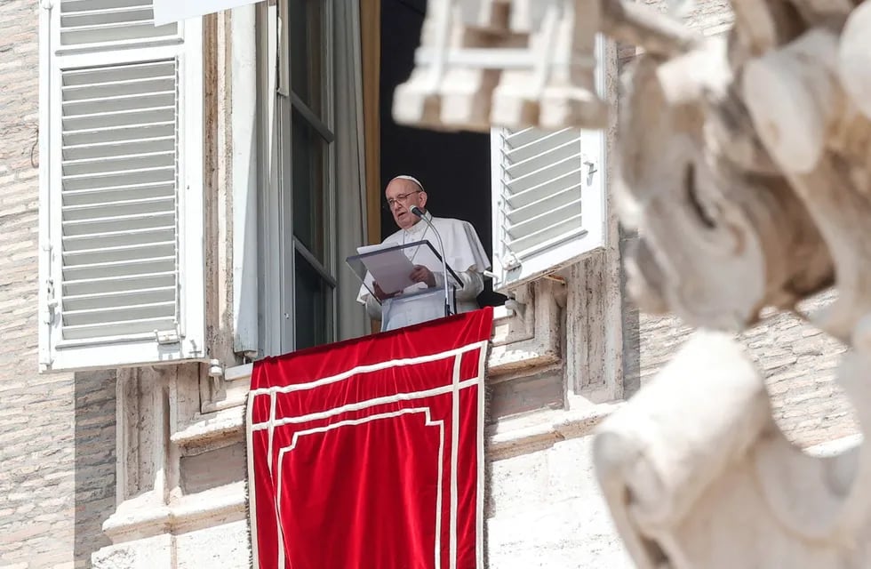 El papa Francisco durante el rezo del Ángelus en la Plaza San Pedro, Vaticano, Roma, el 1 de agosto de 2021.