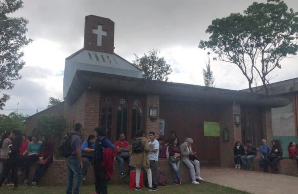 Estudiantes protegen la capilla de la UNSa. (Qué Pasa Salta)