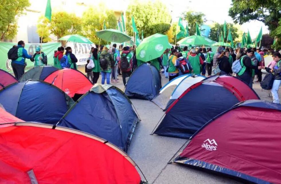 ATE se concentra frente a la Legislatura.