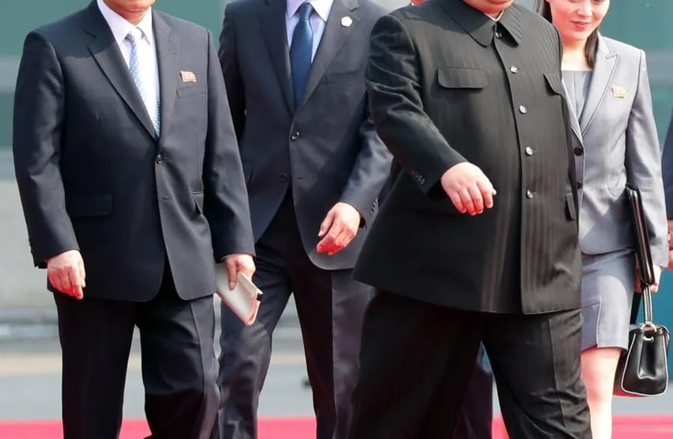 El líder norcoreano, Kim Jong-un con Kim Yong-chol.