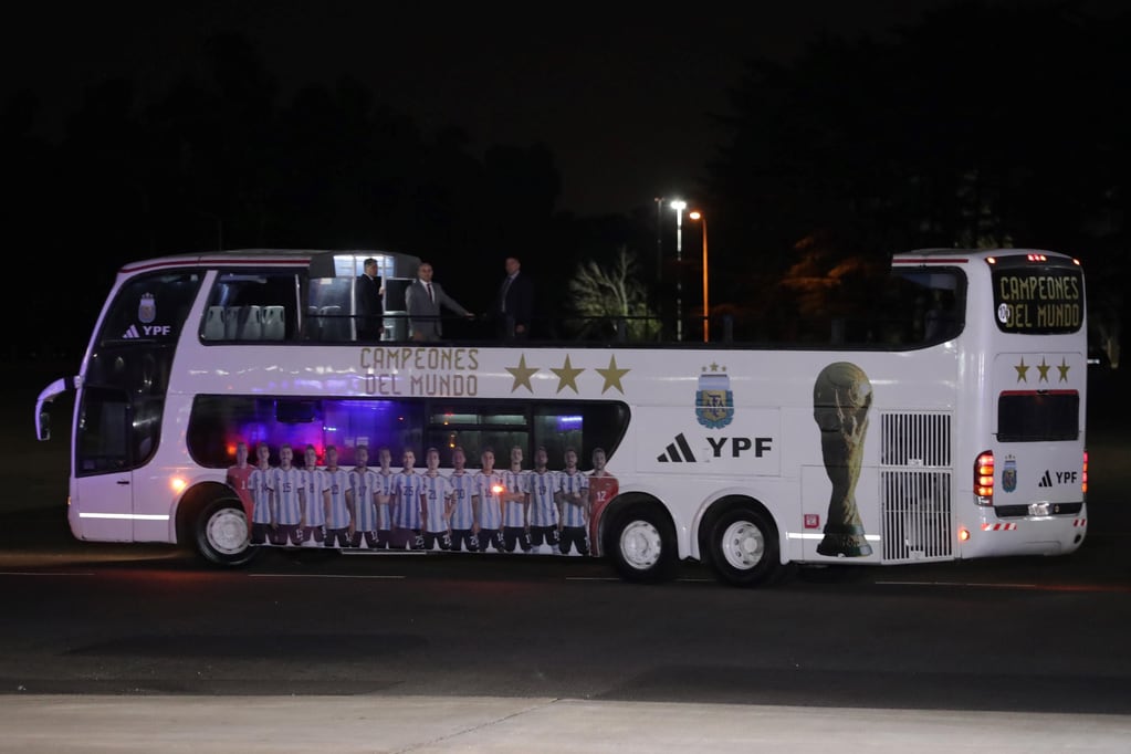 El autobús que esperaba a los integrantes de la Selección Argentina de fútbol en el Aeropuerto Internacional de Ezeiza, para su traslado hasta el predio de la AFA situado a pocos kilómetros de allí.