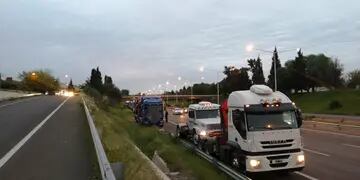 Camioneros realizaron una caravana exigiendo la apertura del paso a Chile.