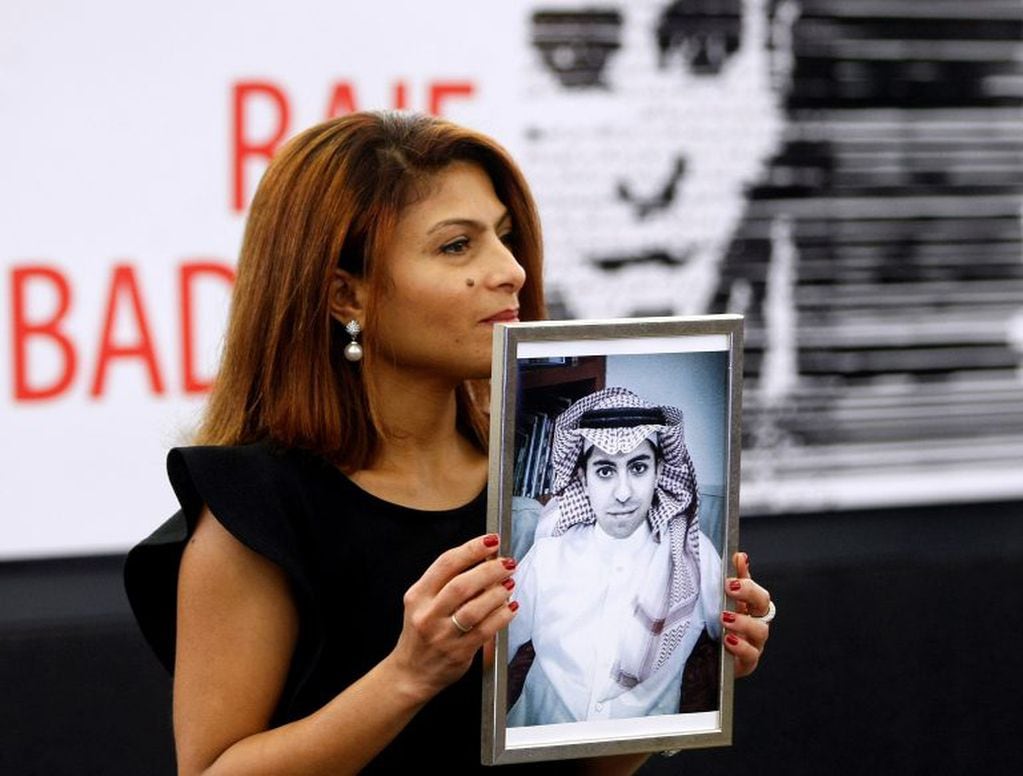 Ensaf Haidar, esposa del blogero Raif Badawi, con el retrato de su esposo ahora en prisión
