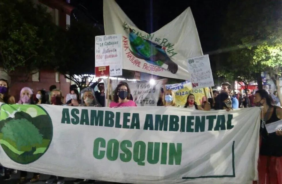 Marcha "por el agua, la tierra y la vida" en la ciudad de Cosquín. (Foto: Facebook / Asamblea Ambiental Cosquín).