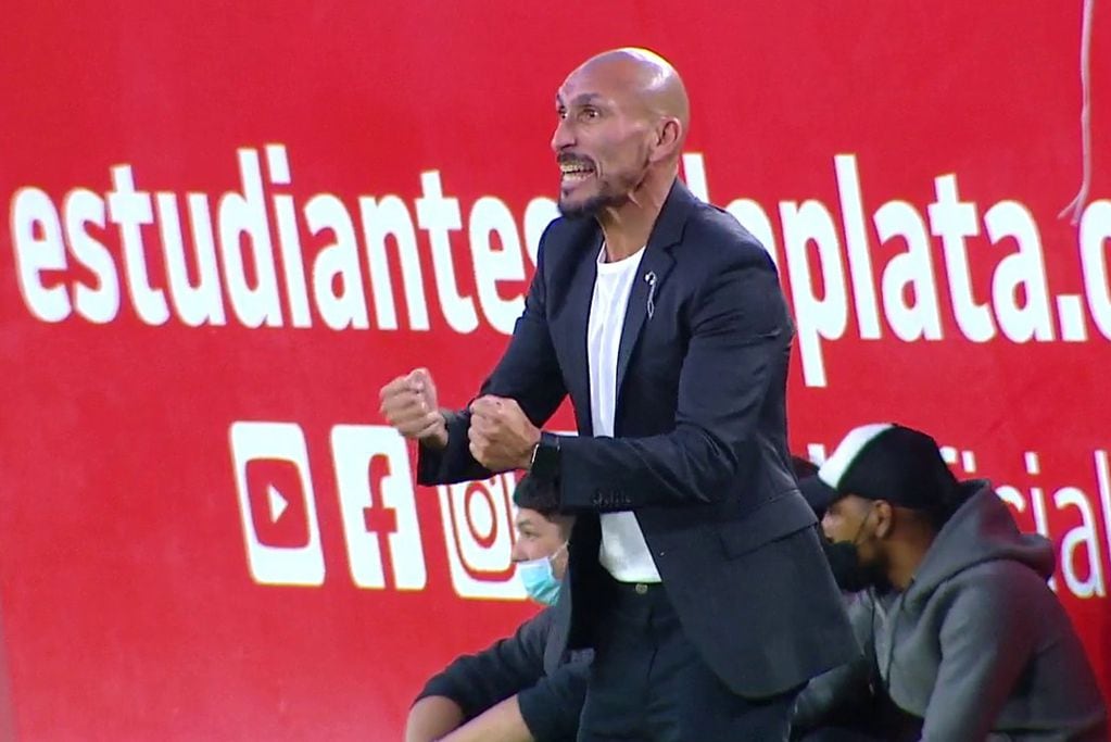Lo gritó con el alma "el Cholo" Guiñazú al gol (en contra) que le da la ventaja a su nuevo equipo, Atlético Tucumán. (Imagen de TV)