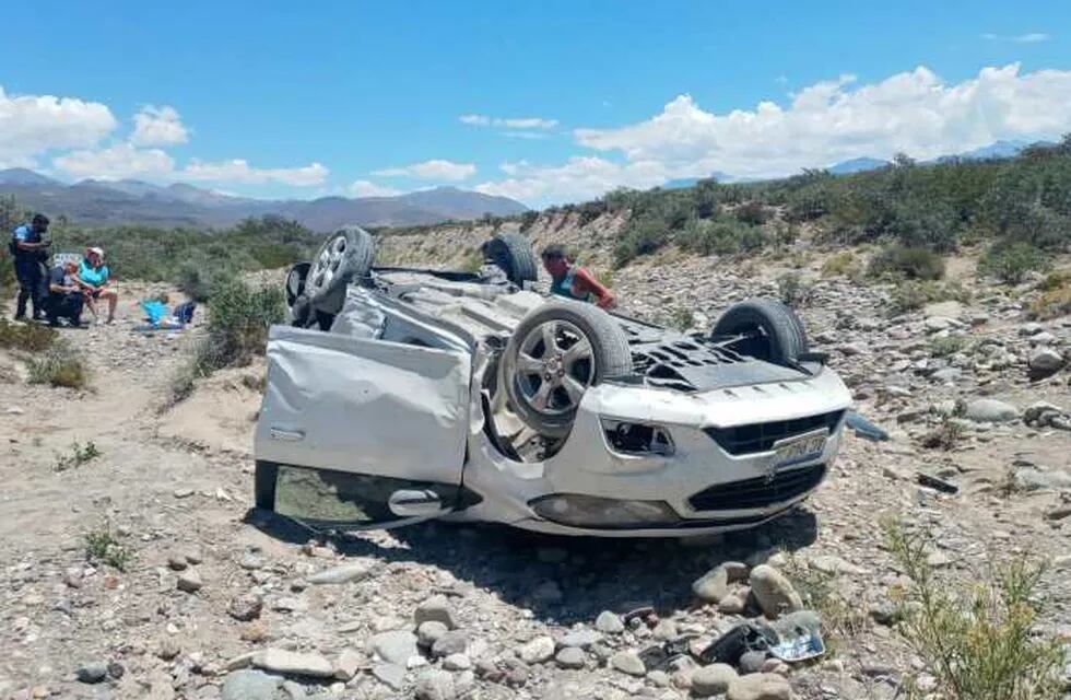 Vuelco en la ruta 222 camino a Las Leñs de un Chevrolet Onix.