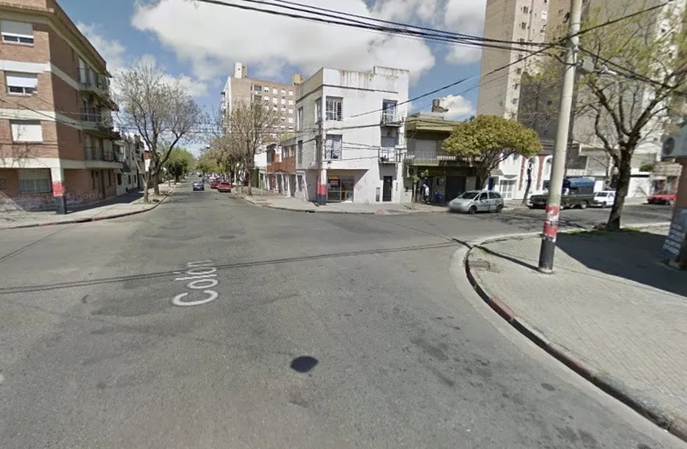 La víctima dejó el dinero bajo un árbol en Colón y La Paz. (Street View)