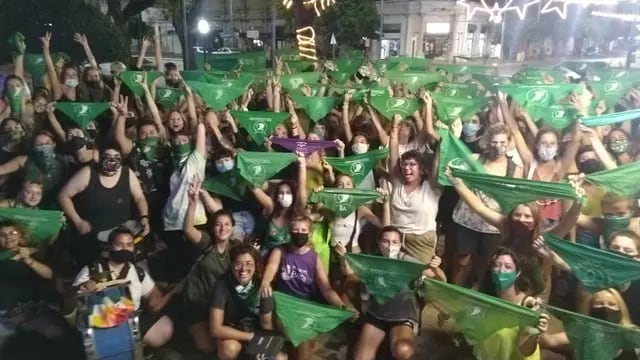 Festejos en la Plaza 25 de Mayo de Rafaela, por la aprobación de la ley del aborto (ILE)