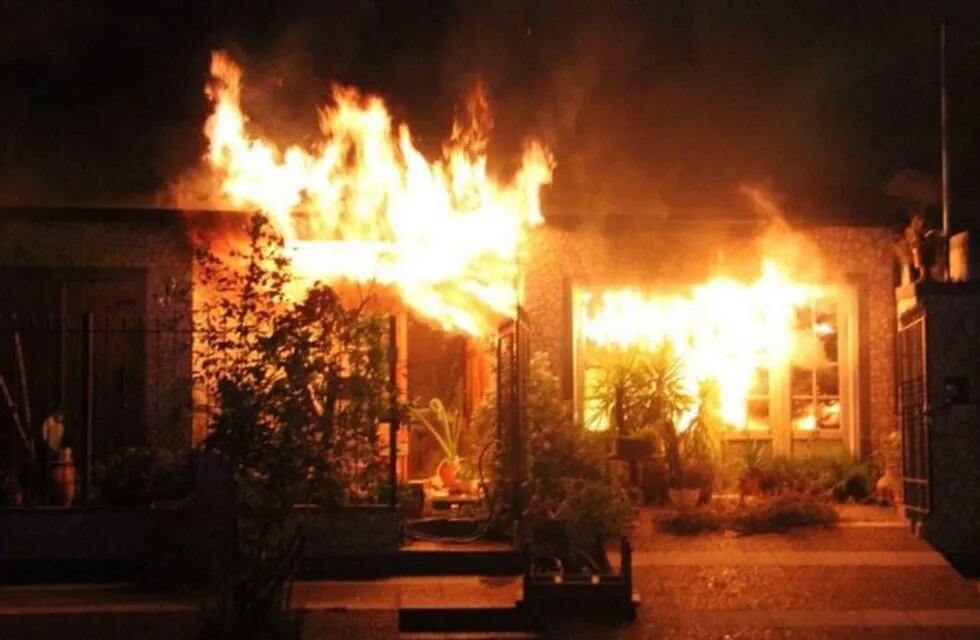 El fuego consumió casi en su totalidad a la casa.Imagen ilustrativa.
