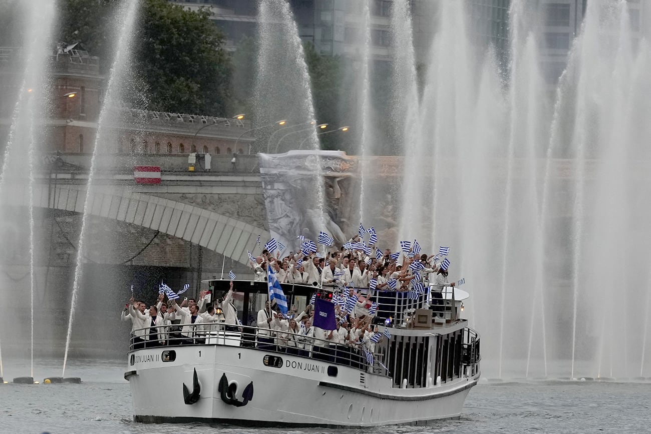 El barco del equipo de Grecia desfila por el río Sena en París, Francia, durante la ceremonia de apertura de los Juegos Olímpicos de Verano de 2024, el viernes 26 de julio de 2024. (Foto AP/Luca Bruno)