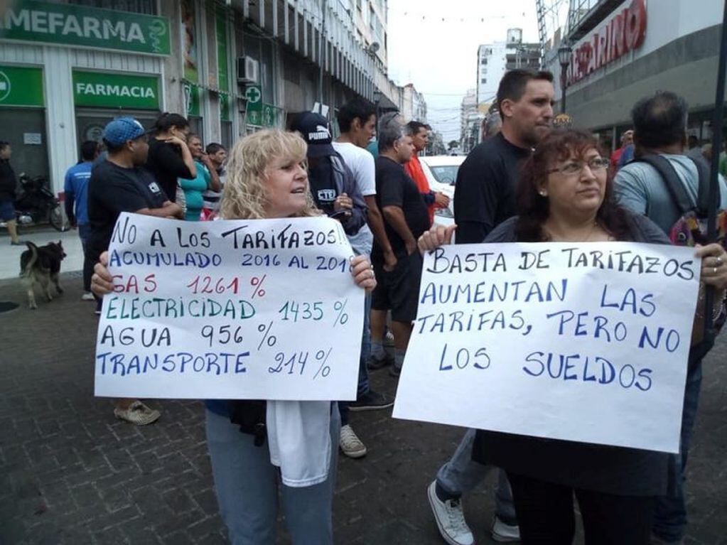 Pancartas y banderas alusivas para repudiar los tarifazos, el ajuste y los despidos. (Facebook)