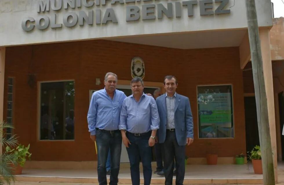 El gobernador Domingo Peppo junto al nuevo intendente de Colonia Benitez.