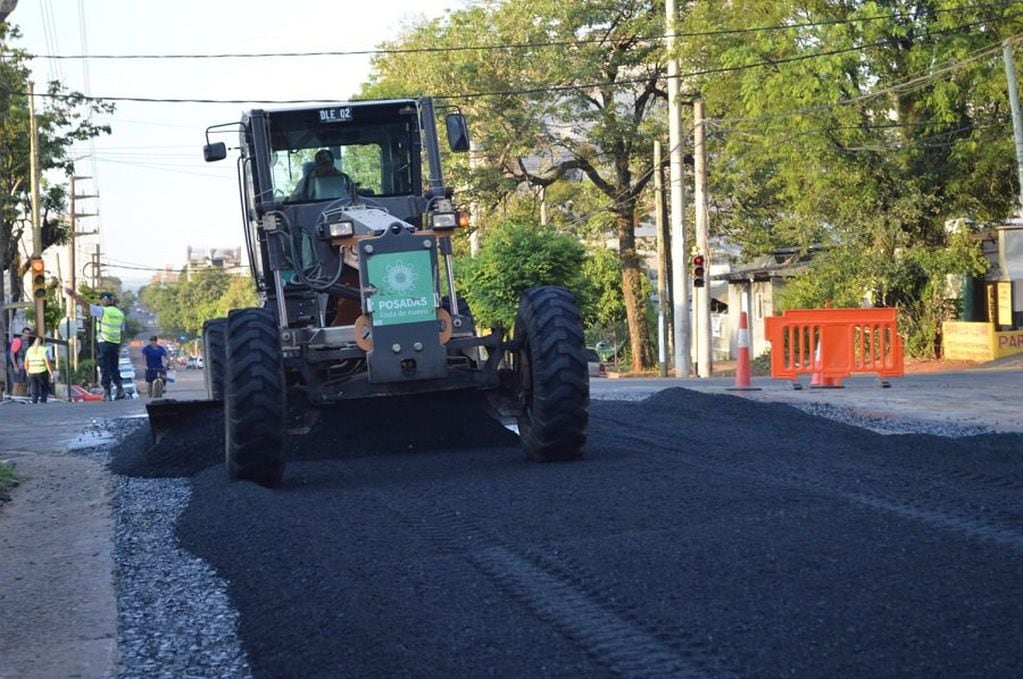 Continúan las obras de asfaltado sobre avenidas en Posadas.