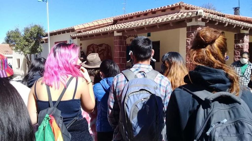 Frente a la comisaría de Humahuaca, los colectivos de mujeres se manifestaron reclamando la renuncia de los funcionarios que actuaron en las primeras medidas del caso de la muerte de la artesana y el hombre que la acompañaba el martes en el inquilinato del barrio Santa Bárbara.