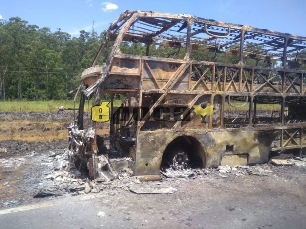 Colectivo incendiado sobre la Ruta Nacional 14.
