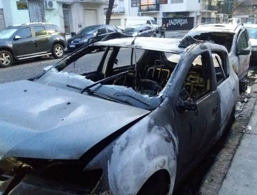 Quemaron dos autos en La Paternal y sospechan de "caza-Uber" (crédito: latecomuna15)