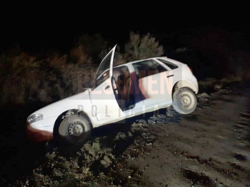 Un auto se desbarrancó camino a Playa Larga (ResumenPolicial)