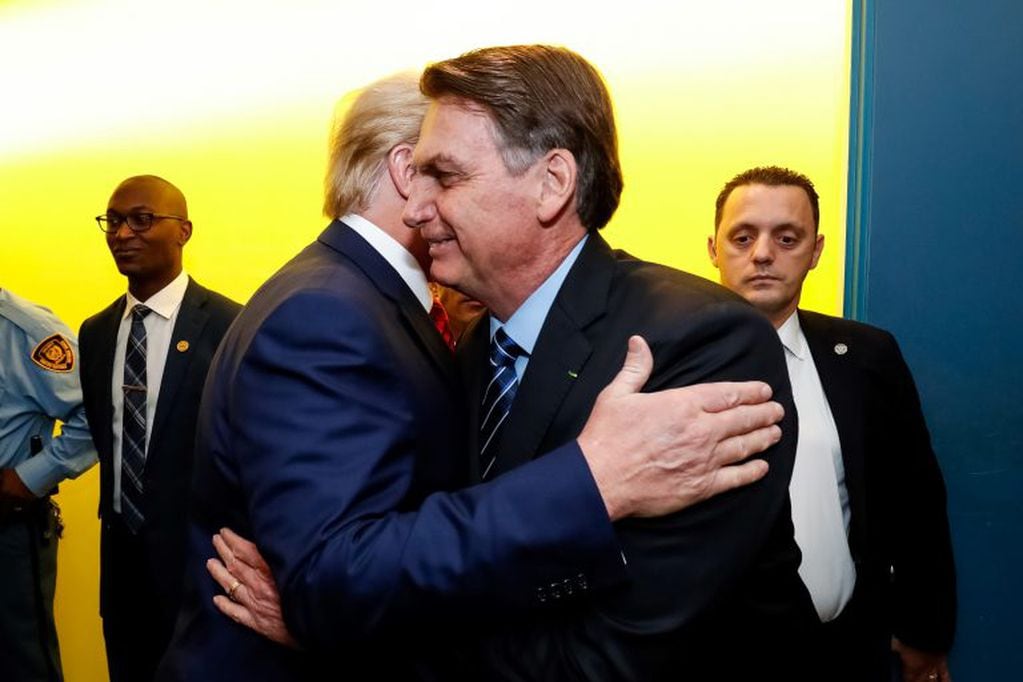 El presidente brasileño, Jair Bolsonaro, saluda al presidente de los Estados Unidos, Donald Trump, antes de su reunión al margen de la 74a sesión de la Asamblea General de las Naciones Unidas en la sede de la ONU. Crédito: Alan Santos / Presidencia brasileña / dpa.