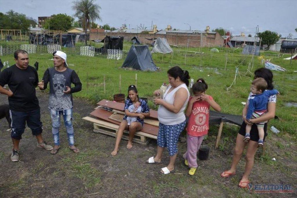Familias de los asentamientos del barrio 17 de Agosto piden por tierras, servicios básicos y viviendas accesibles.