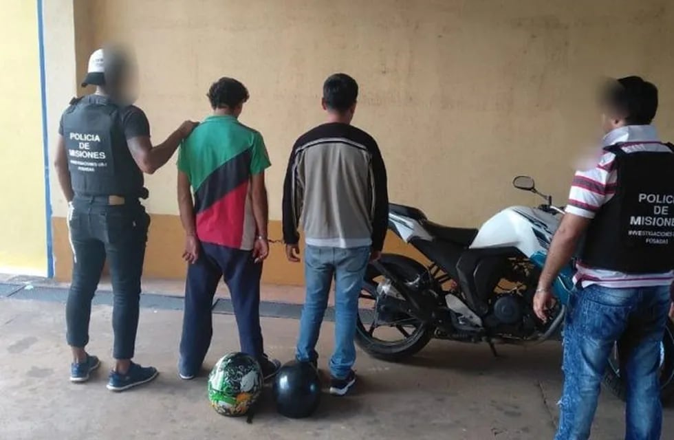 Los ladrones y su moto utilizada en el robo en la zona sur de Posadas en manos de la Policía. Los captó una cámara y fueron apresados enseguida. (Policía de Mnes)