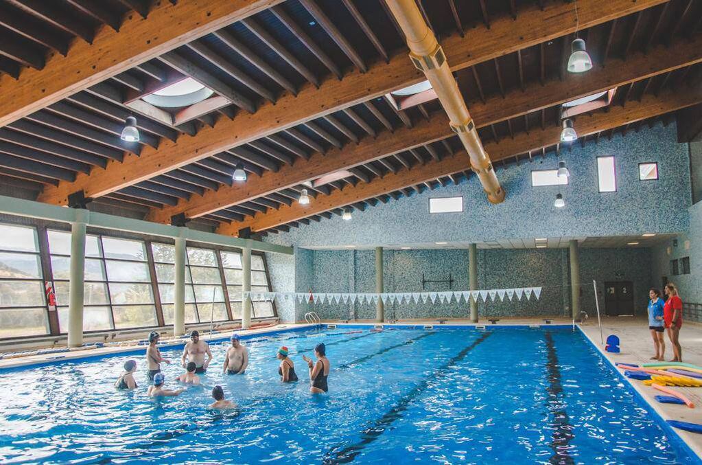 Está ubicado en Andorra y cuenta con dos natatorios.