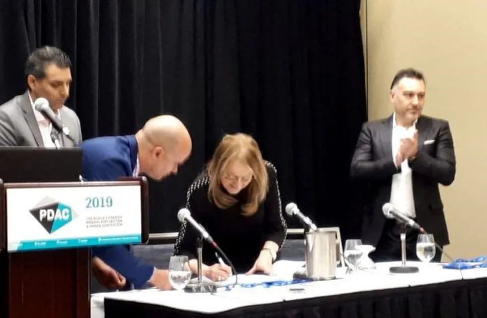 Alicia Kirchner firma de convenio en Canadá