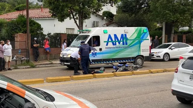 Motociclista accidentado en Avenida Libertad casi esquina Florida de Carlos Paz. (Foto: VíaCarlosPaz).