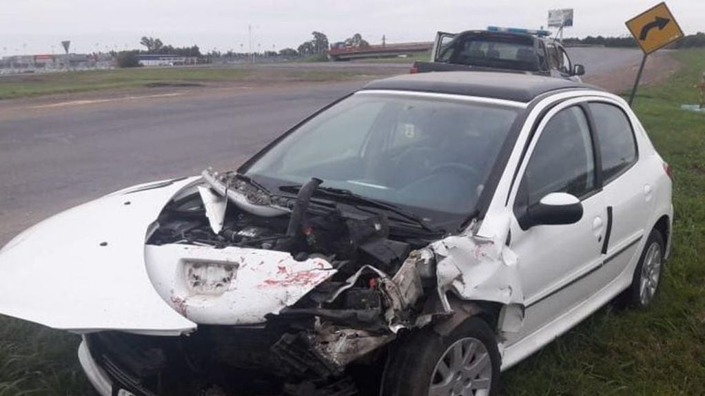 Un Peugeot 207 quedó destruido tras el impacto en la A012 y ala autopista Rosario-Buenos Aires. (Juan José García)