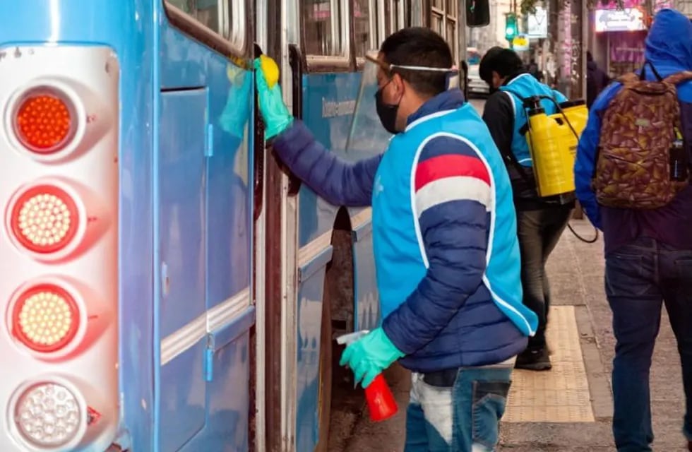 La Municipalidad reforzó las tareas de limpieza en el Transporte Público de Pasajeros (TUP). (@movilidadros)