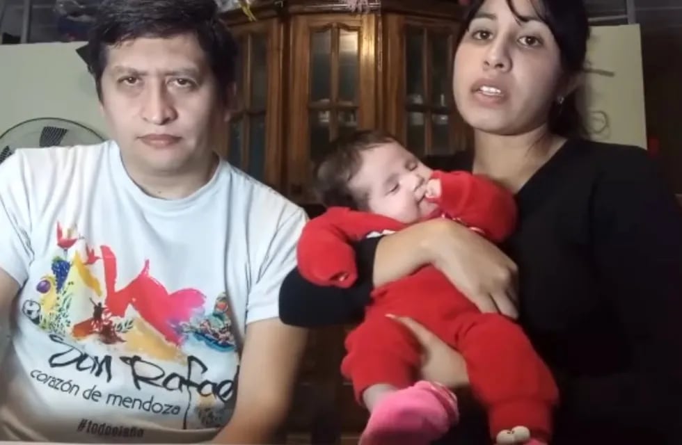 Orlando Moyano y Evelyn Echegaray junto a helenita, la pequeña que hoy tiene 10 meses y en China puede recuperar la vista.