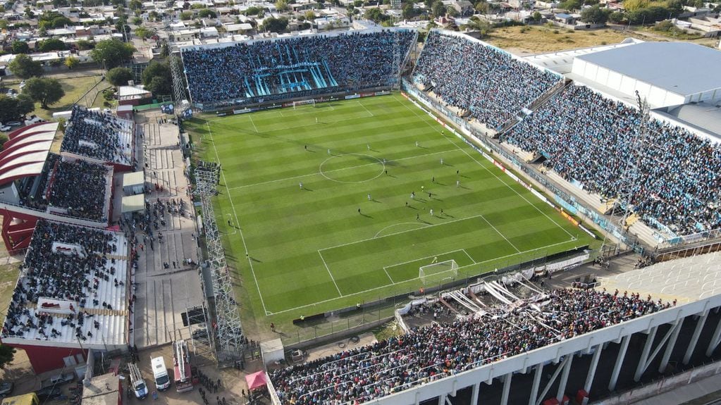 El estadio en La Rioja colmado por hinchas de Belgrano. Ahora jugará allí Racing de Nueva Italia. (Prensa Gobierno de La Rioja).