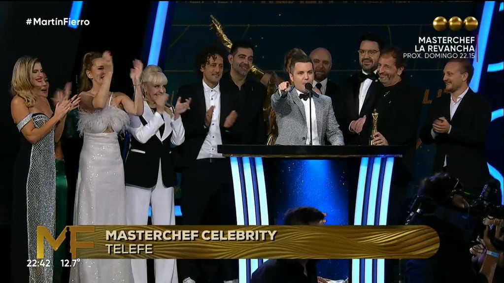 Momento en que el equipo de "MasterChef Celebrity" recibe el Premio Martín Fierro a Mejor Reality del año.